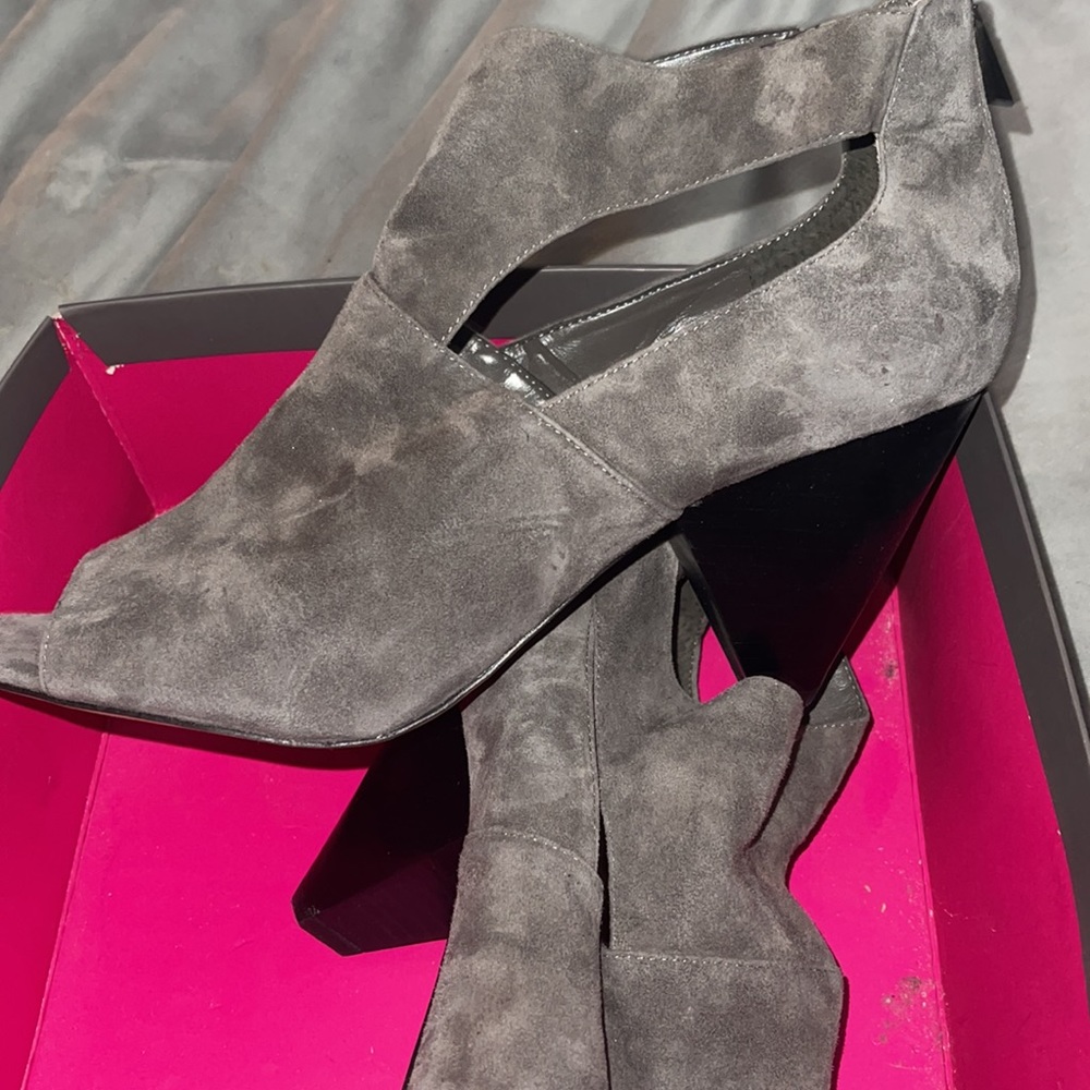 Vince camuto grey suede zipper in back open toed heels brand new size 12 m - Picture 5 of 8